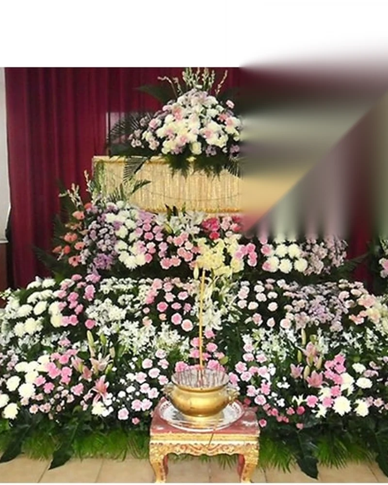 ดอกไม้หน้าศพ โทนขาวชมพู สามระดับแซมใบเขียว ส่งวัดในกรุงเทพ