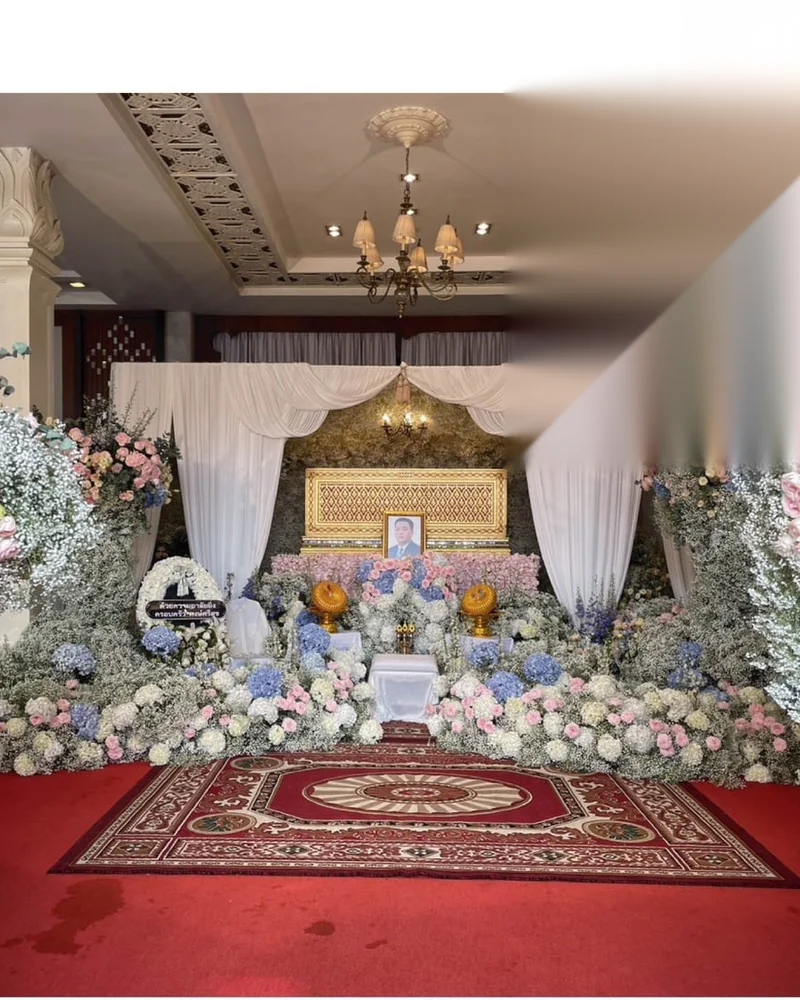 ดอกไม้หน้าศพ โทนขาวล้วน ฉากผ้าระบายเต็มผนังศาลา ส่งวัดในกรุงเทพ