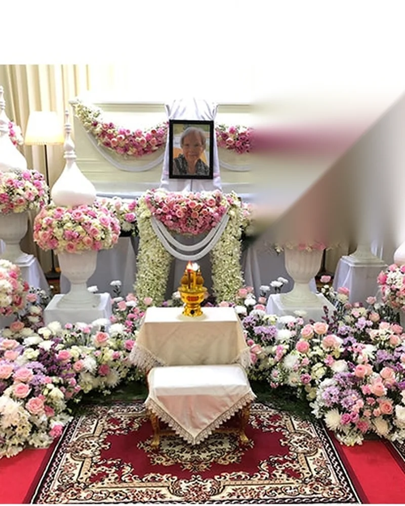 ดอกไม้หน้าศพ โทนขาวชมพู หวานละมุนรอบฐานหีบ ส่งวัดในกรุงเทพ