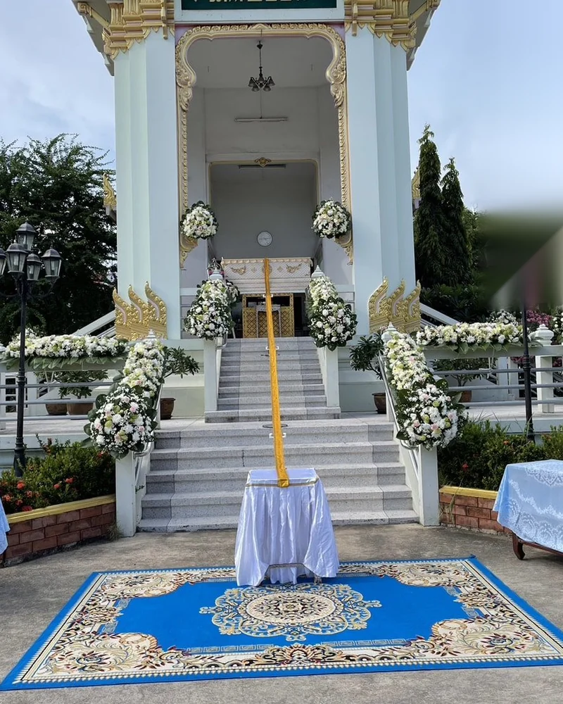 ดอกไม้ประดับเมรุ โทนขาวล้วน เรียงสองข้างบันไดเมรุ ส่งวัดในกรุงเทพ