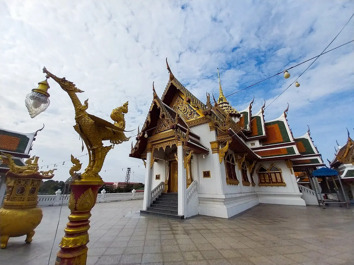 อาคารทรงไทยและเสาหงส์ในลานวัดบึงทองหลาง