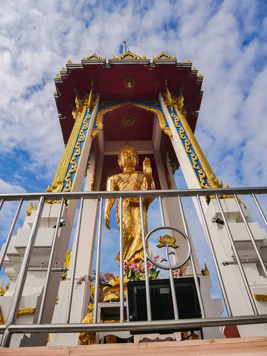 หอพระพุทธรูปยืนในวัดบึงทองหลาง