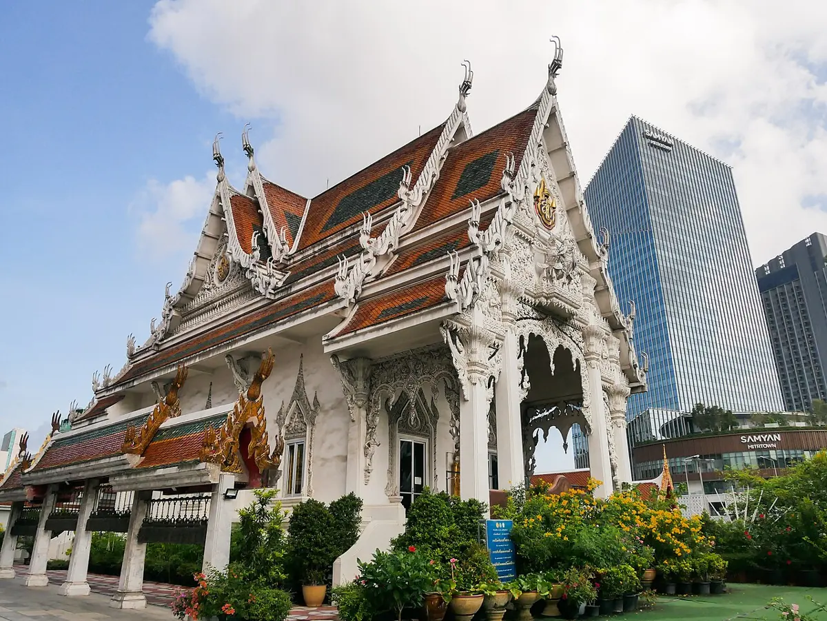 พระอุโบสถสีขาววัดหัวลำโพง ริมถนนพระราม 4
