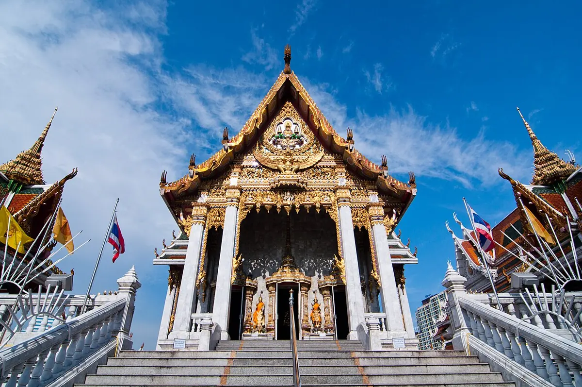 หน้าบันและบันไดทางขึ้นอาคารในวัดหัวลำโพง