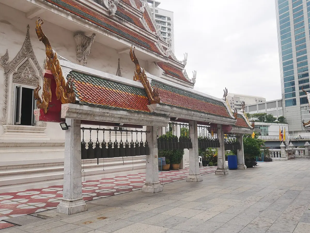 ระเบียงข้างอาคารในวัดหัวลำโพง