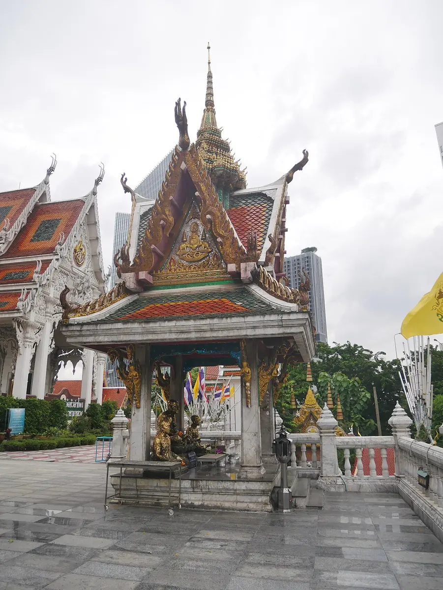 ศาลาทรงไทยในลานวัดหัวลำโพง