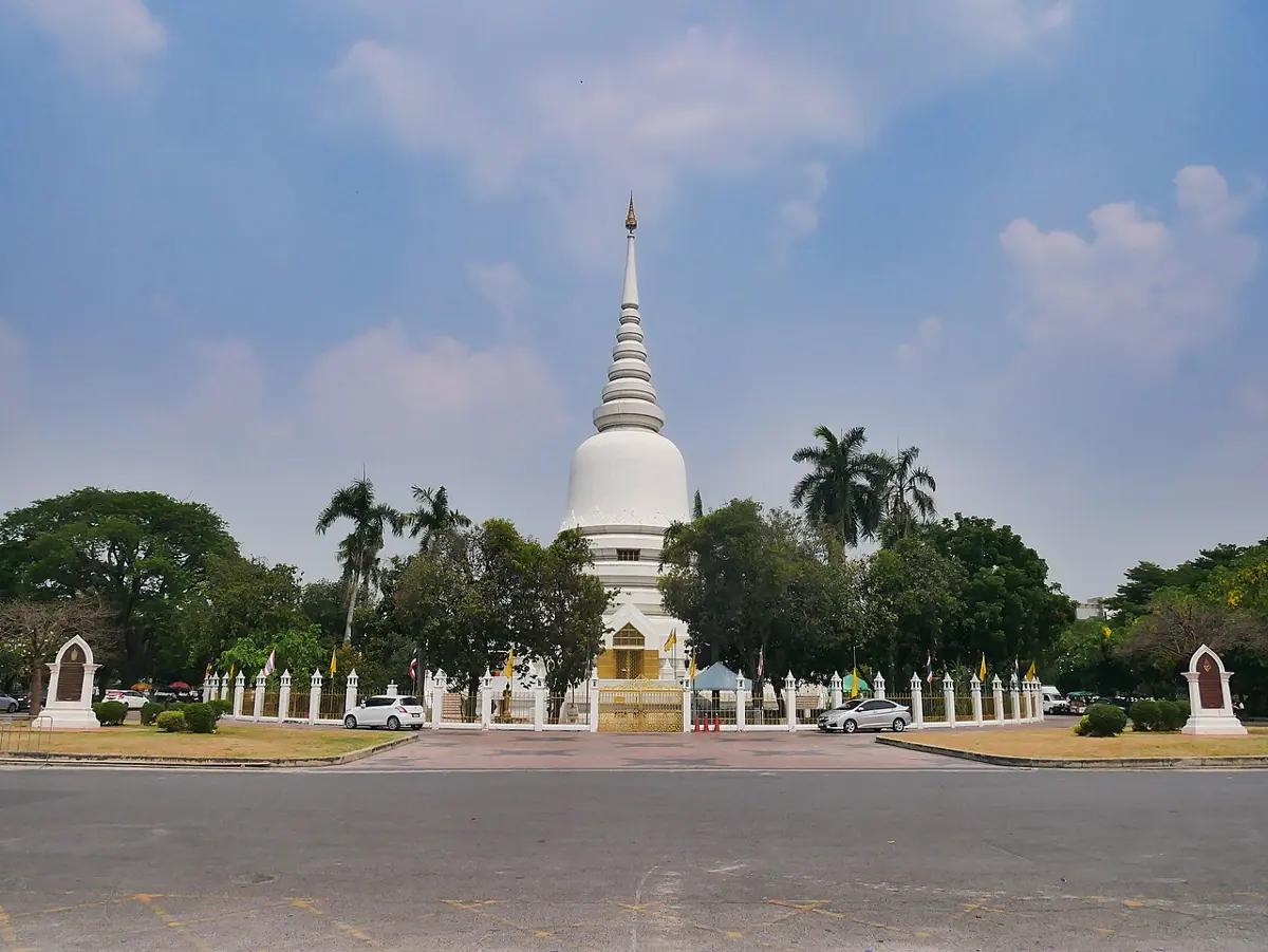 พระเจดีย์สีขาววัดพระศรีมหาธาตุ บางเขน มองจากลานกว้าง