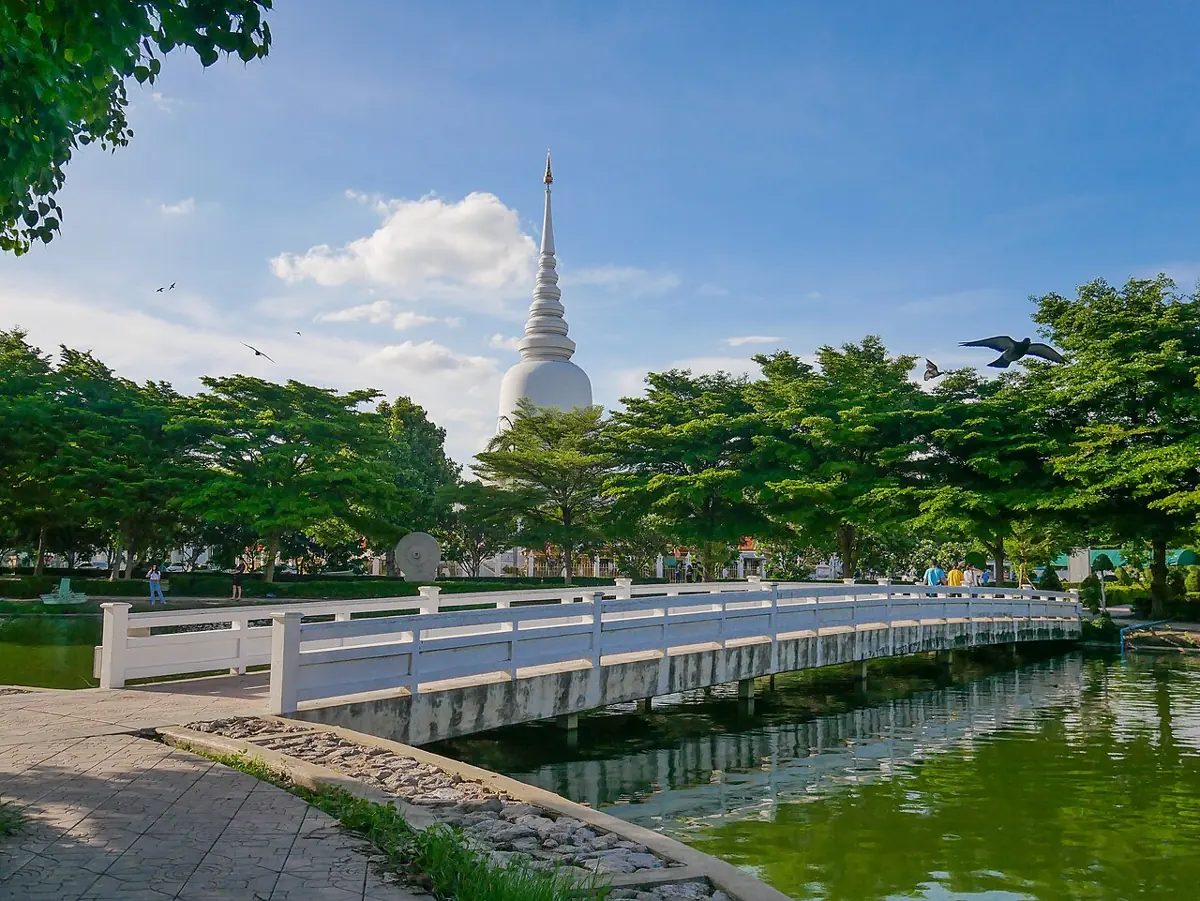 สะพานข้ามสระน้ำในวัดพระศรีมหาธาตุ บางเขน