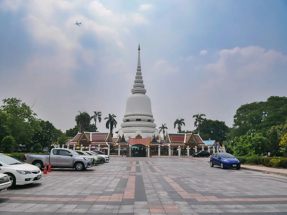 พระเจดีย์วัดพระศรีมหาธาตุกับลานจอดรถ