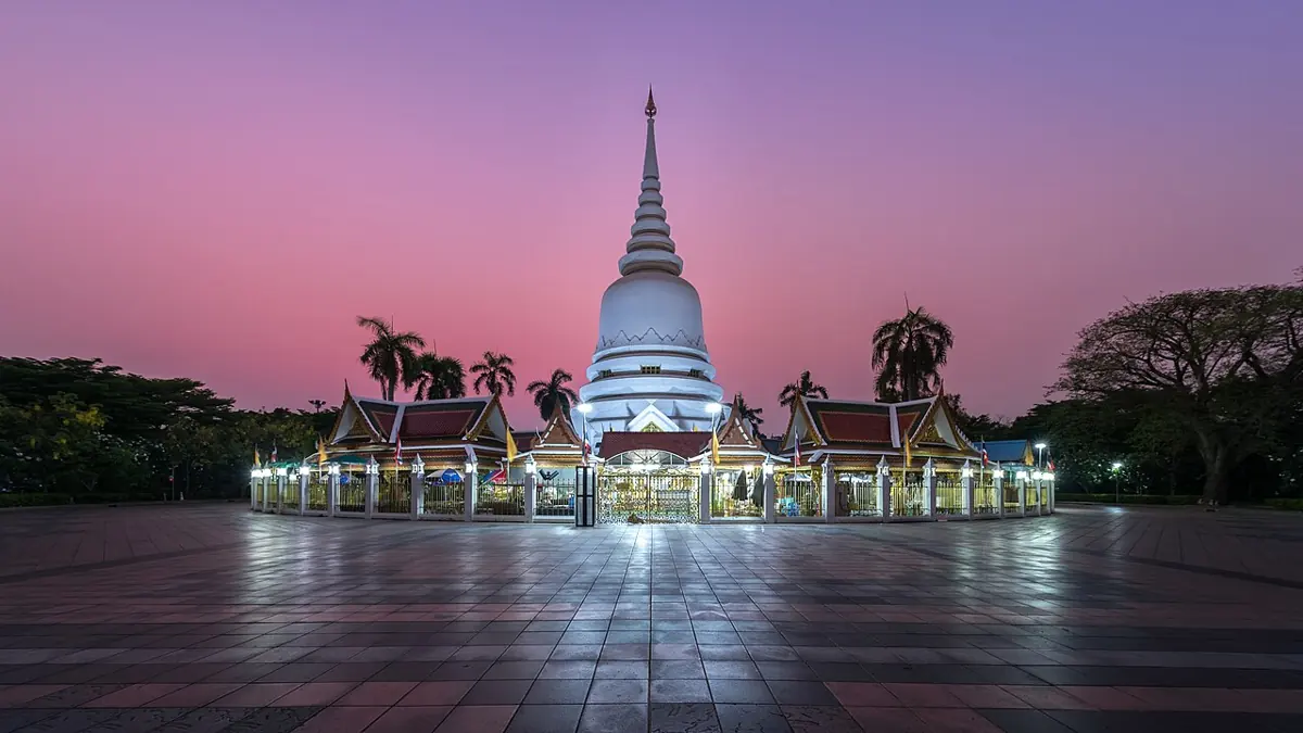 พระเจดีย์วัดพระศรีมหาธาตุยามค่ำ