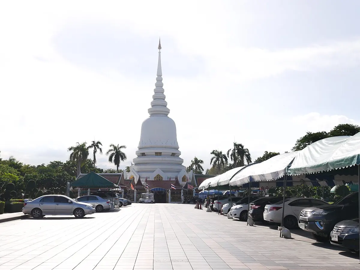 พระเจดีย์วัดพระศรีกับลานจอดรถด้านหน้า