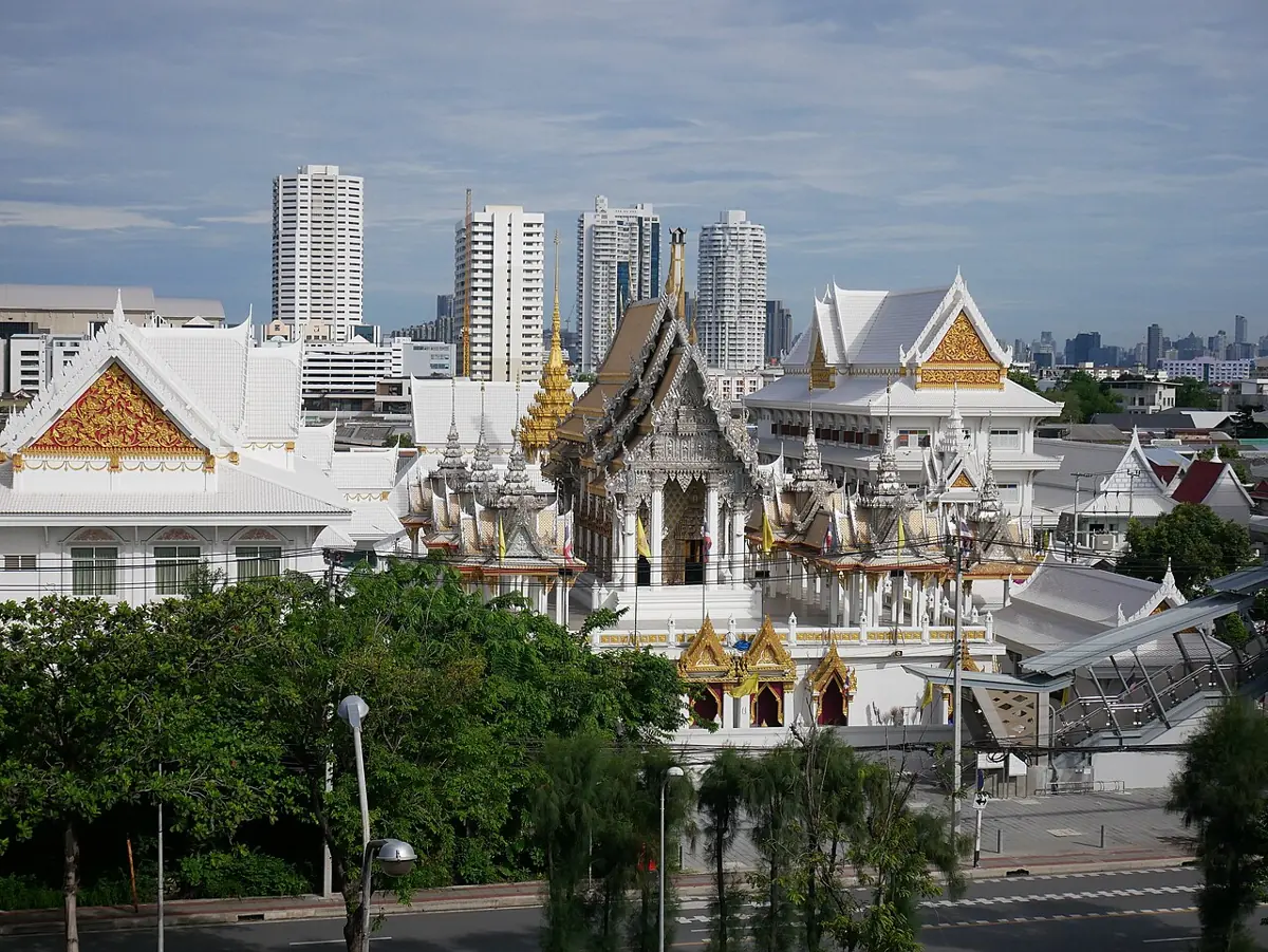 วัดศรีเอี่ยมกับอาคารสูงย่านบางนา