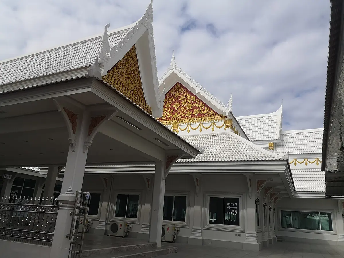 อาคารหน้าบันสีทองในวัดศรีเอี่ยม