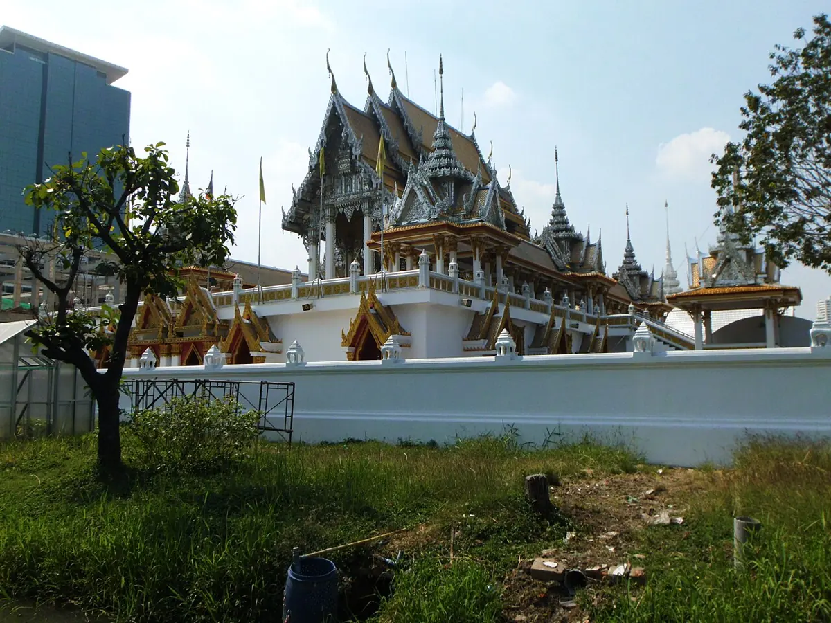 วัดศรีเอี่ยมมองจากด้านข้างวัด