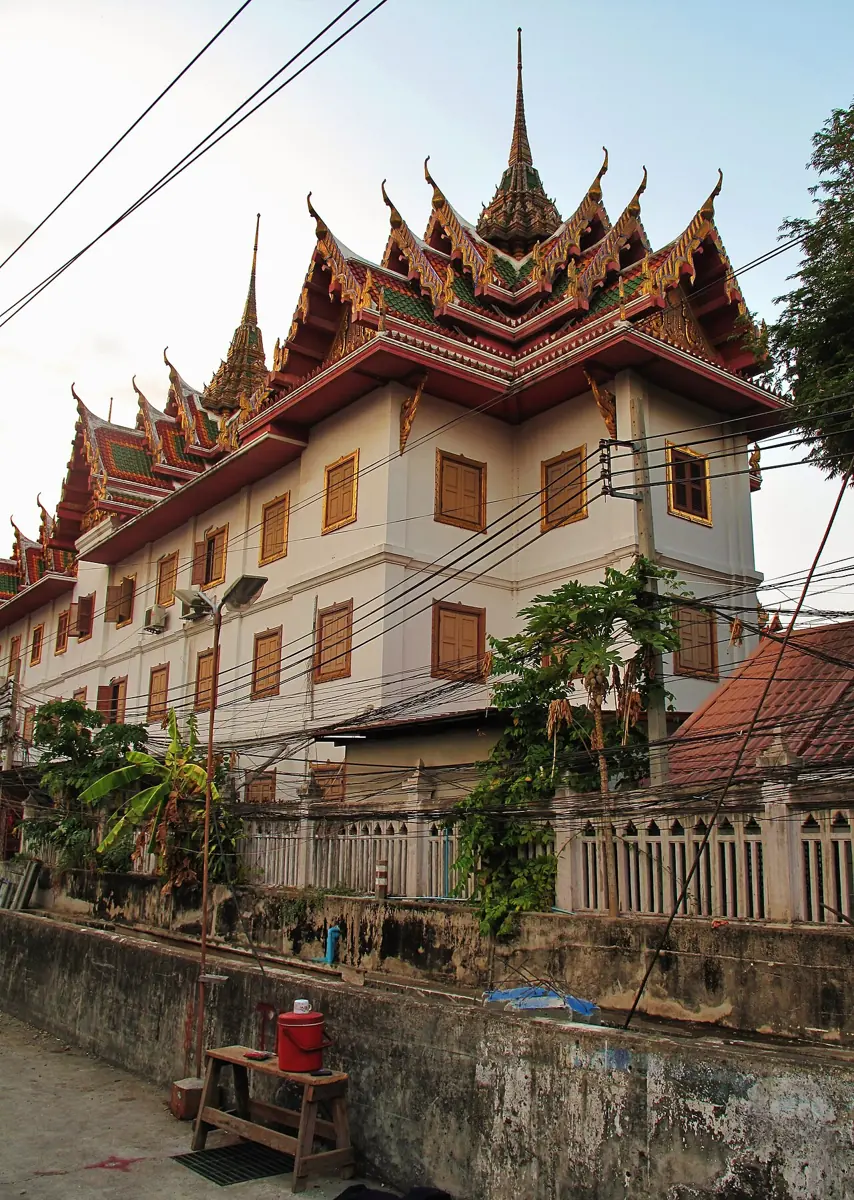 อาคารทรงไทยหลายยอดในวัดยานนาวา